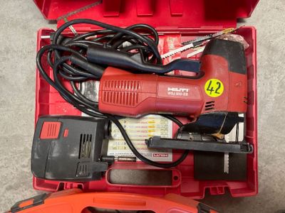 une boîte à outils rouge avec des outils sur le sol