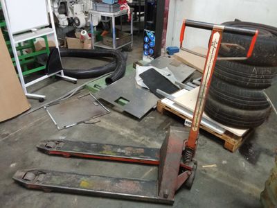 une image d'un garage avec beaucoup d'outils