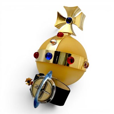 une montre en or surmontée d'une couronne