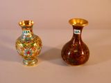 deux vases posés l'un à côté de l'autre sur une table