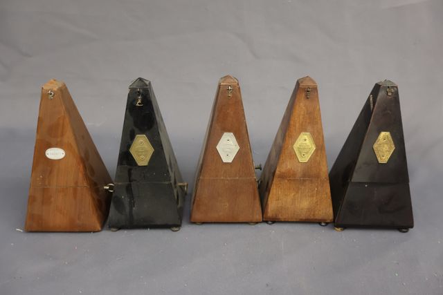 Lot de 5 métronomes : 2 MAEZEL/PAQUET, 3 MAELZEL, 