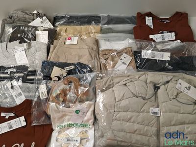 de nombreux types de vêtements sont exposés dans le magasin