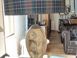 une lampe posée sur une table dans un salon