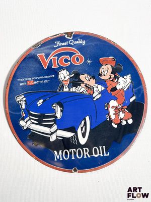 un panneau bleu et blanc représentant un personnage de dessin animé dans une voiture