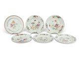 six assiettes en porcelaine ornées de motifs floraux sur fond blanc