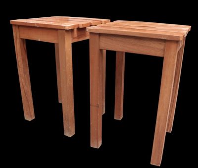 paire de tables d'appoint en bois sur fond noir, avec un fond noir