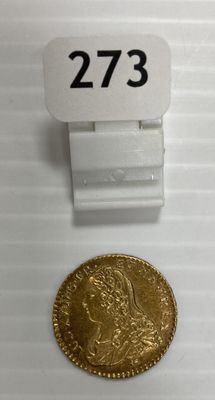 un gros plan d'une pièce d'or et d'une petite pièce sur une surface blanche