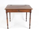 une vieille table en bois surmontée d'un tiroir