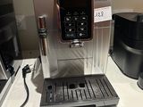 une machine à café posée sur une table