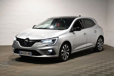 La voiture blanche est garée dans une pièce blanche au sol à carreaux.