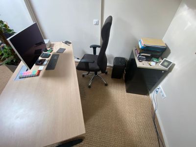 un bureau avec une chaise et un ordinateur dessus