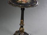 une petite table ornée d'un motif noir et or