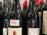 de nombreuses bouteilles de vin rouge alignées sur le comptoir
