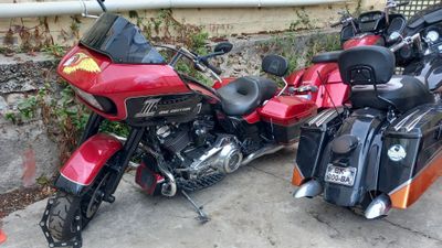 deux motos garées l'une à côté de l'autre dans la rue