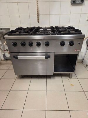 une cuisinière en acier inoxydable à quatre feux dans une cuisine