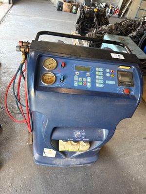une machine bleue qui se trouve dans un garage