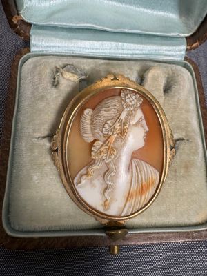 une photo d'une femme dans un cadre doré, placée dans une vitrine