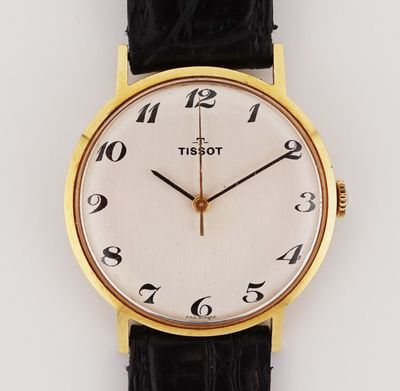 une image d'un gros plan d'une montre-bracelet sur une surface blanche