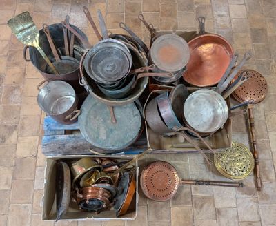 de nombreuses casseroles et poêles posées par terre