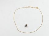 un collier en or orné d'une pierre noire et d'une chaîne en or