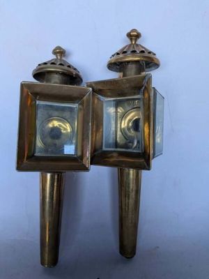 paire de bougeoirs anciens en laiton avec un dessus en verre