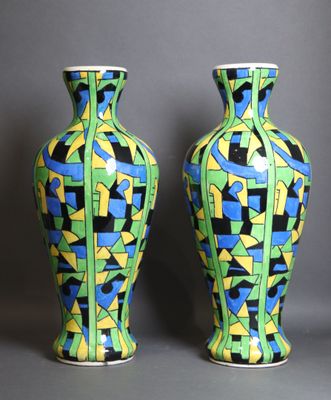 une paire de vases ornés de motifs colorés sur fond gris