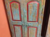 une vieille armoire en bois à deux portes, dans un coin