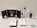 Le contenu d'un coffret de parfums Dior est présenté sur une table