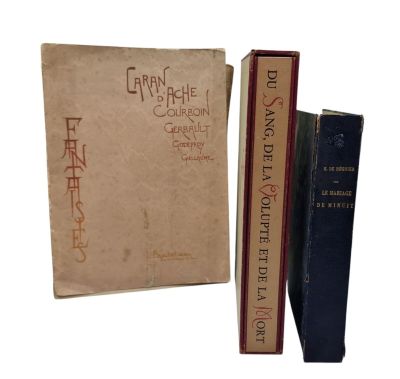 deux livres sont posés l'un à côté de l'autre sur une surface blanche