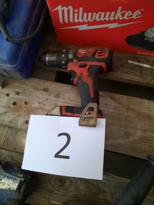 une perceuse posée sur une table en bois
