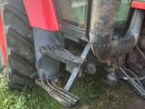un tracteur rouge garé sur le bord de la route