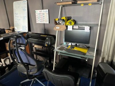 Ensemble pour impression: Deux fauteuils Un bureau vitré