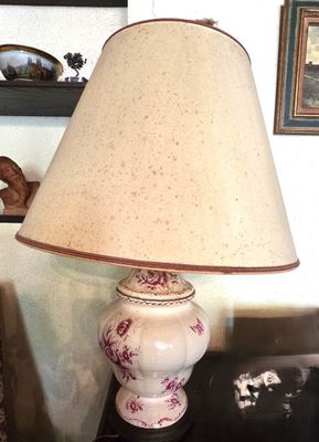 une lampe posée sur une table dans un salon