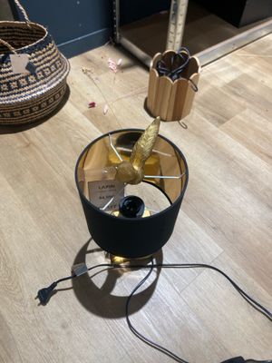 une lampe posée par terre à côté d'un miroir