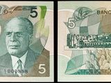 trois images différentes d'un billet de banque sur lequel figure un homme en costume-cravate