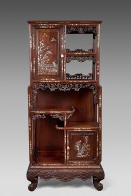 une armoire chinoise ancienne en bois sculpté, dotée de tiroirs et de tiroirs