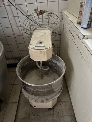 des toilettes sales dans une salle de bains sale, avec un seau posé par terre