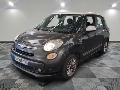 la petite voiture est garée sur le sol en damier du garage