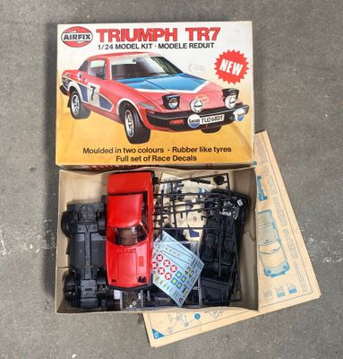 une boîte posée par terre, contenant une petite voiture