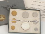 un assortiment de pièces de monnaie dans une boîte posée sur une table