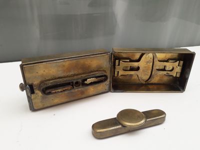 Ancien réchaud à alcool en laiton pour fers à friser