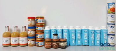 de nombreuses bouteilles contenant différents types d'aliments sur la table