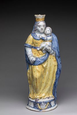 une statue de femme tenant un enfant dans ses bras