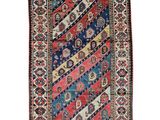 un tapis au motif multicolore sur fond blanc