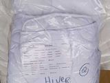 un sac de provisions posé sur une boîte en carton
