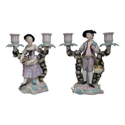 Paire de bougeoirs en porcelaine allemande représentant un c…
