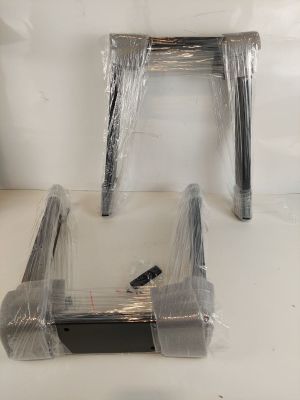 deux morceaux de plastique posés sur une table, emballés