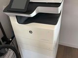 une imprimante posée sur un bureau