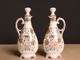 deux vases posés sur une table, sur fond noir