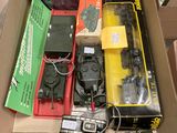 une boîte remplie de petits trains et de télécommandes